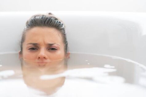 Frau nimmt ein Bad in der Badewanne