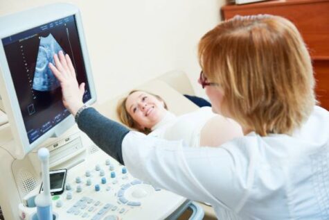 Schwangere Frau bei der Ultraschall-Untersuchung