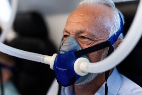 Alter Mann mit Sauerstoffmaske