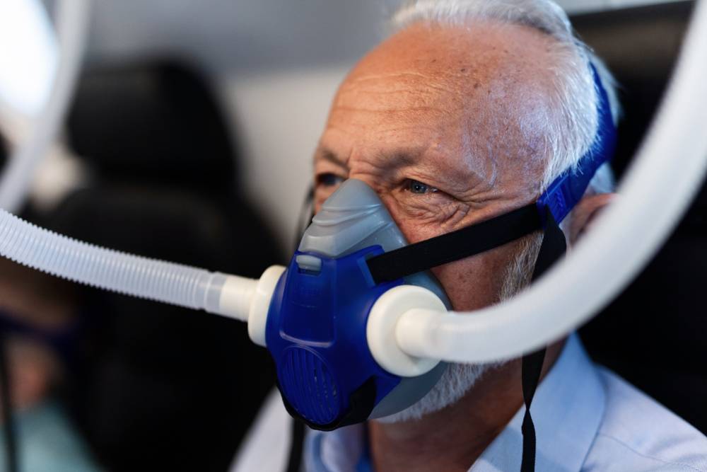 Alter Mann mit Sauerstoffmaske