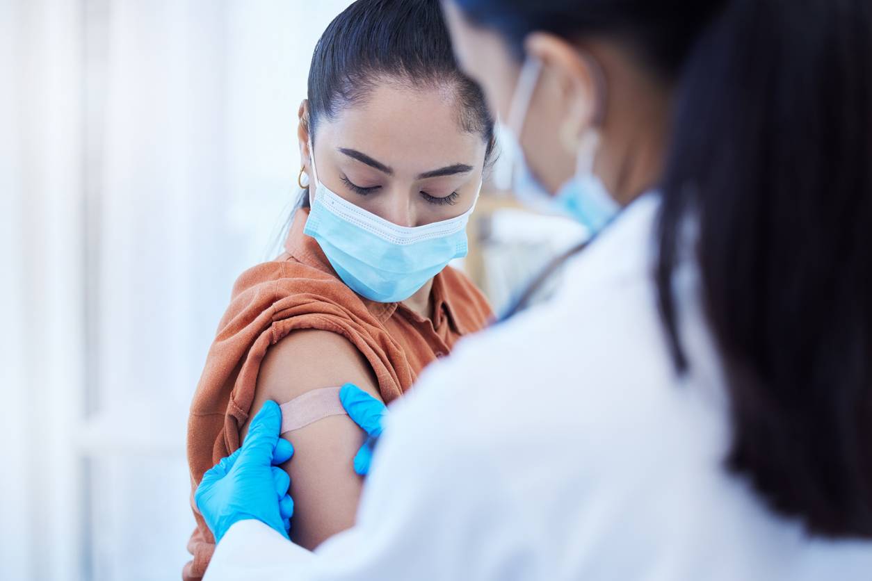 Eine Frau bekommt eine Covid-Impfung