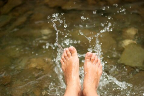 Füße plantschen in Wasser