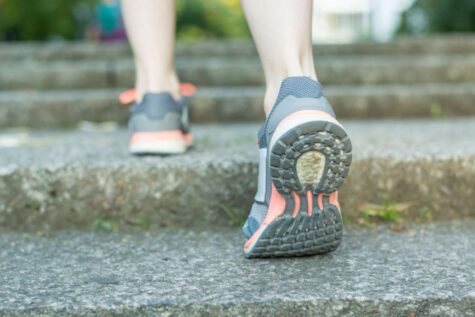 Frau in Turnschuhen von hinten