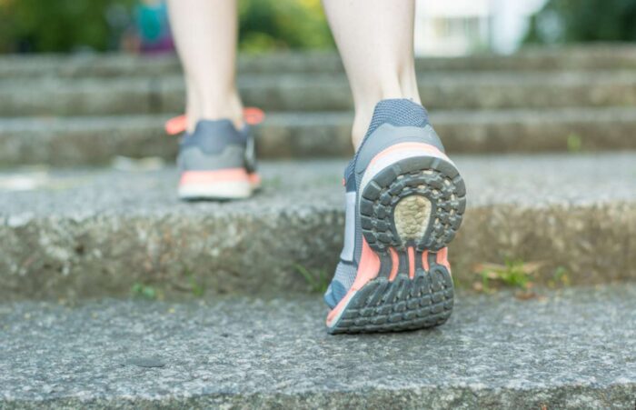 Frau in Turnschuhen von hinten