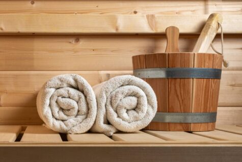 Handtücher und Holzbottich in einer Sauna