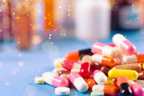 Ein Haufen bunter Pillen und Kapseln