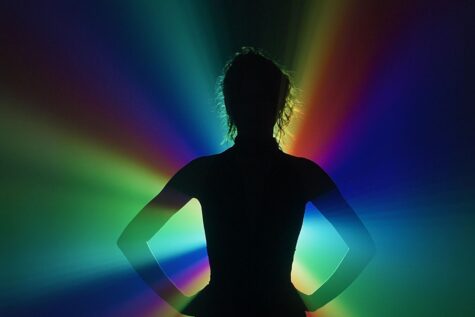Silhouette einer Frau in farbigem Licht.