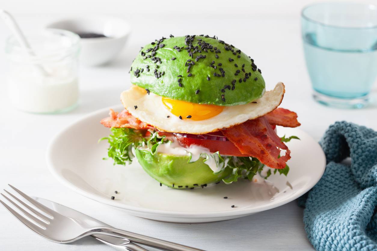 Ein Low-Carb-Burger mit Avocado-Hälften statt Brot